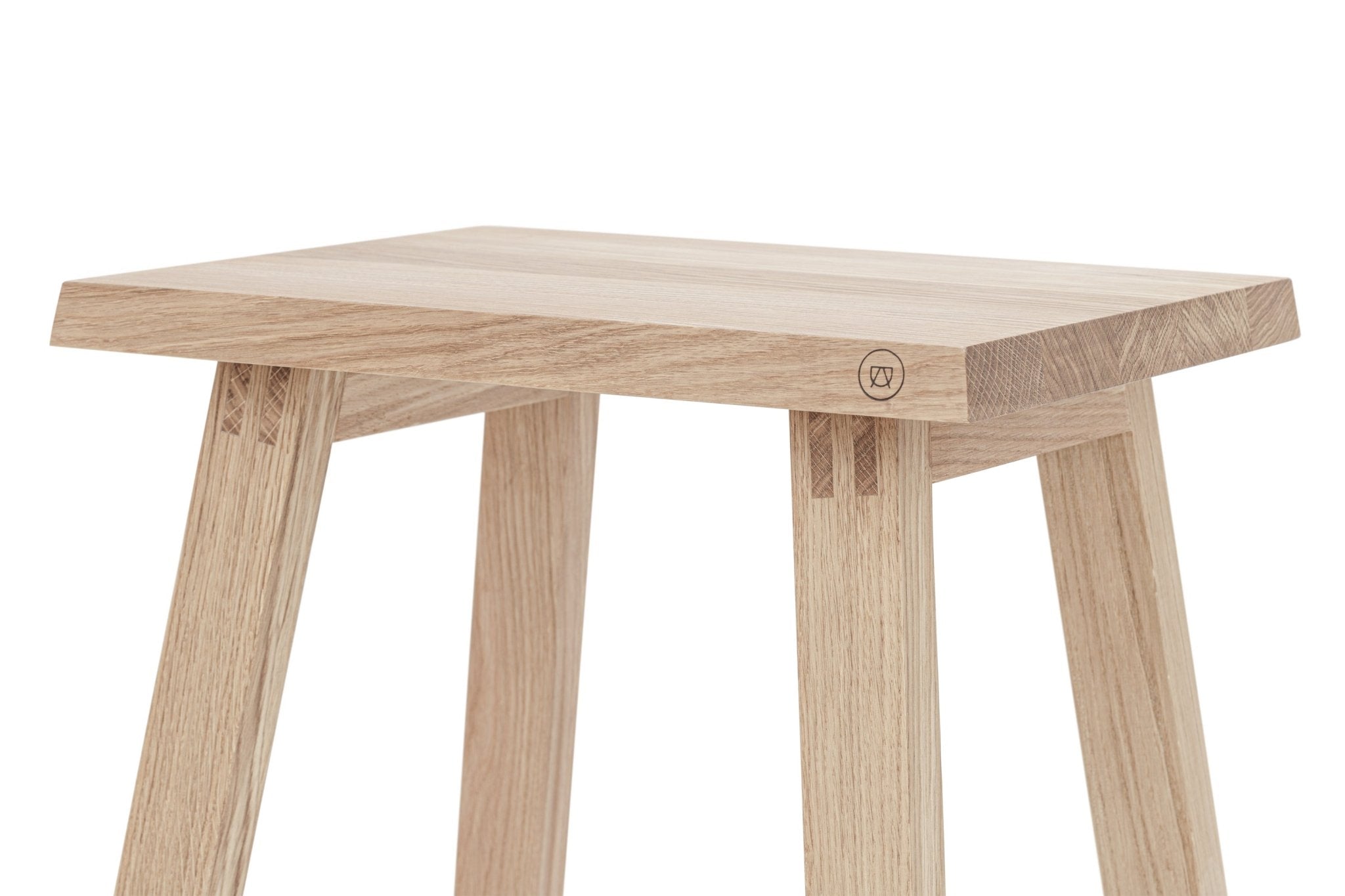 Taburete y mesa auxiliar Fritz en roble